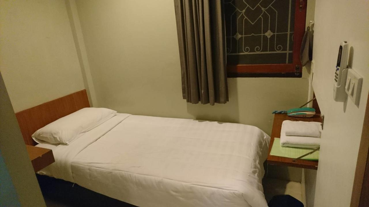 At One Inn Hualampong Bangkok Dış mekan fotoğraf