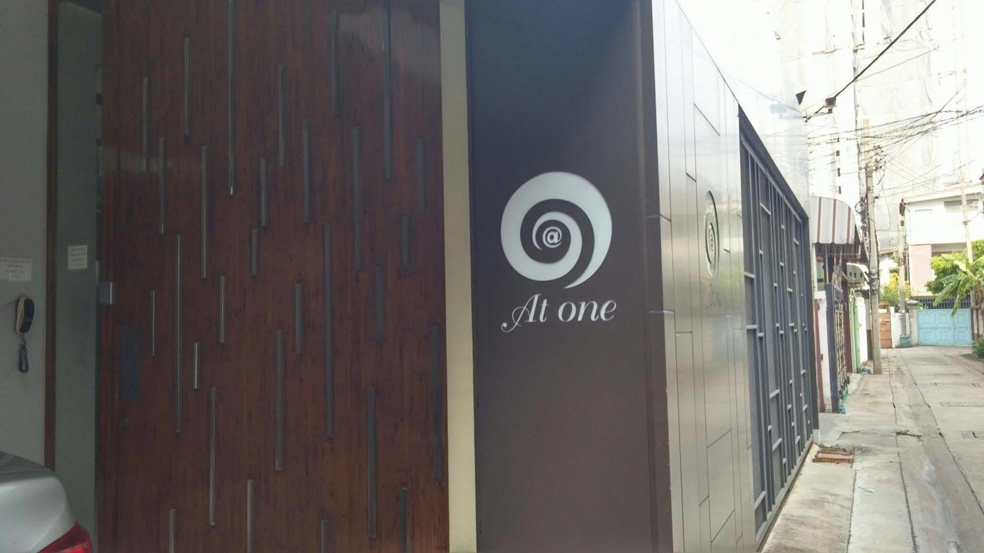 At One Inn Hualampong Bangkok Dış mekan fotoğraf
