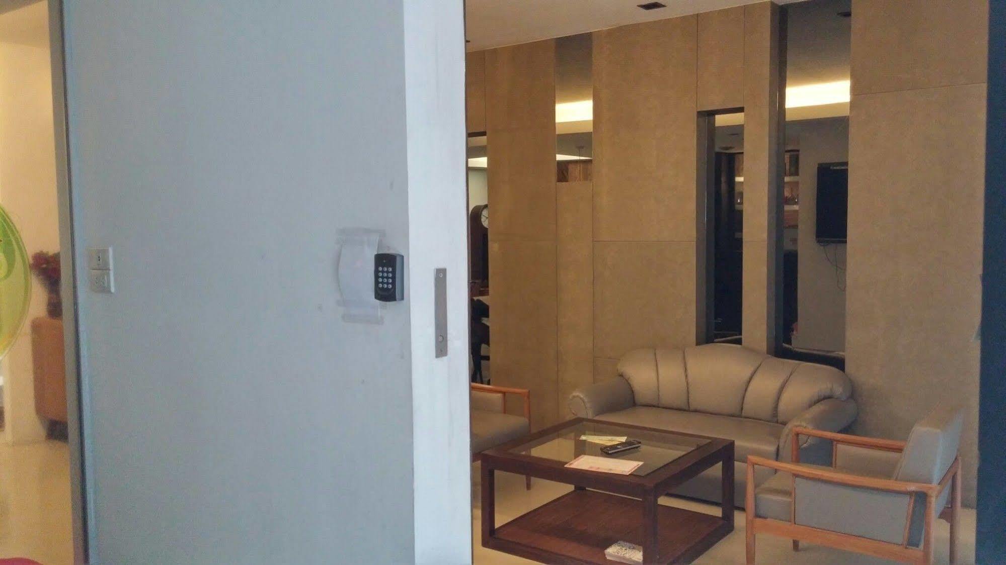 At One Inn Hualampong Bangkok Dış mekan fotoğraf