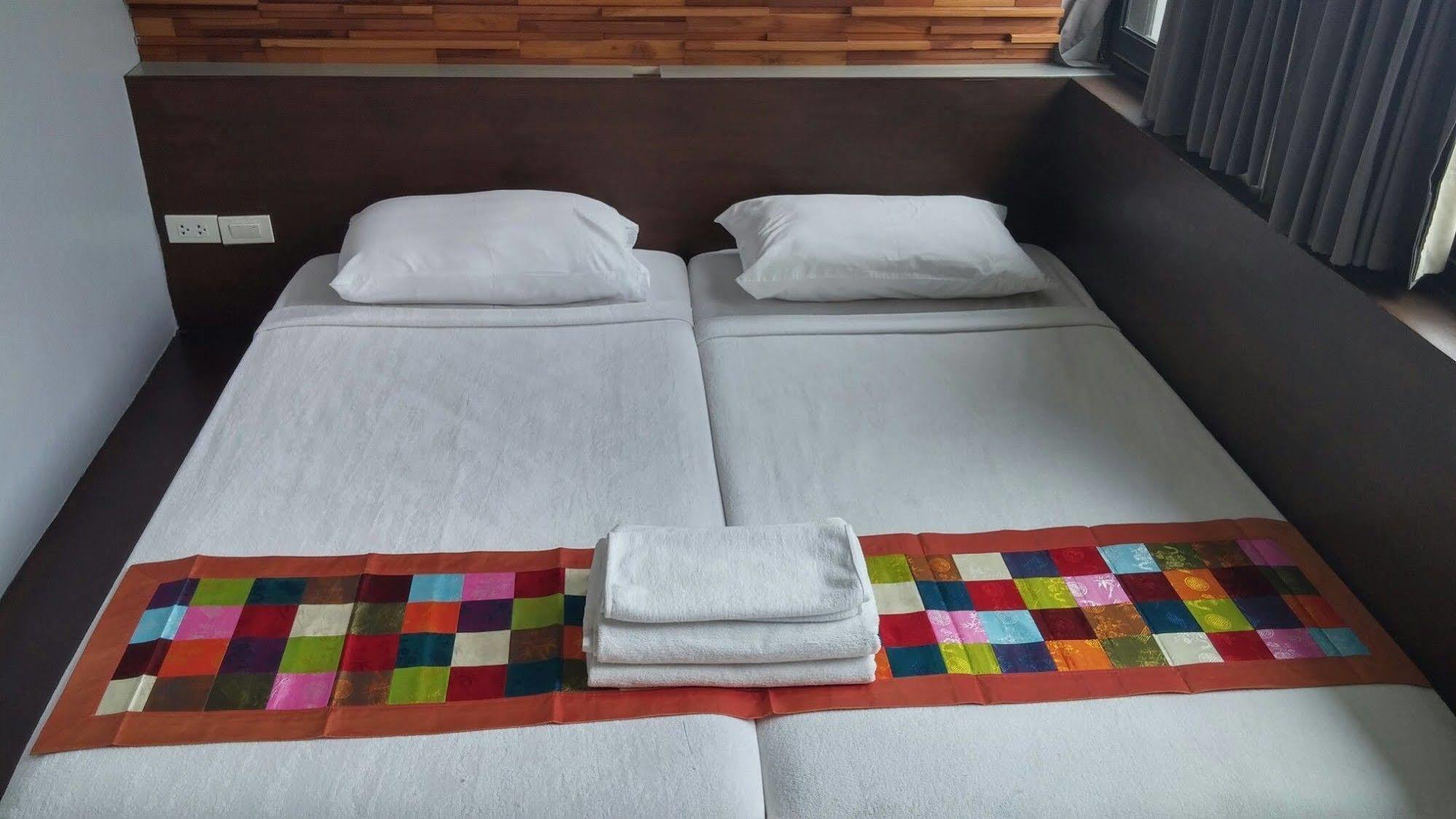 At One Inn Hualampong Bangkok Dış mekan fotoğraf