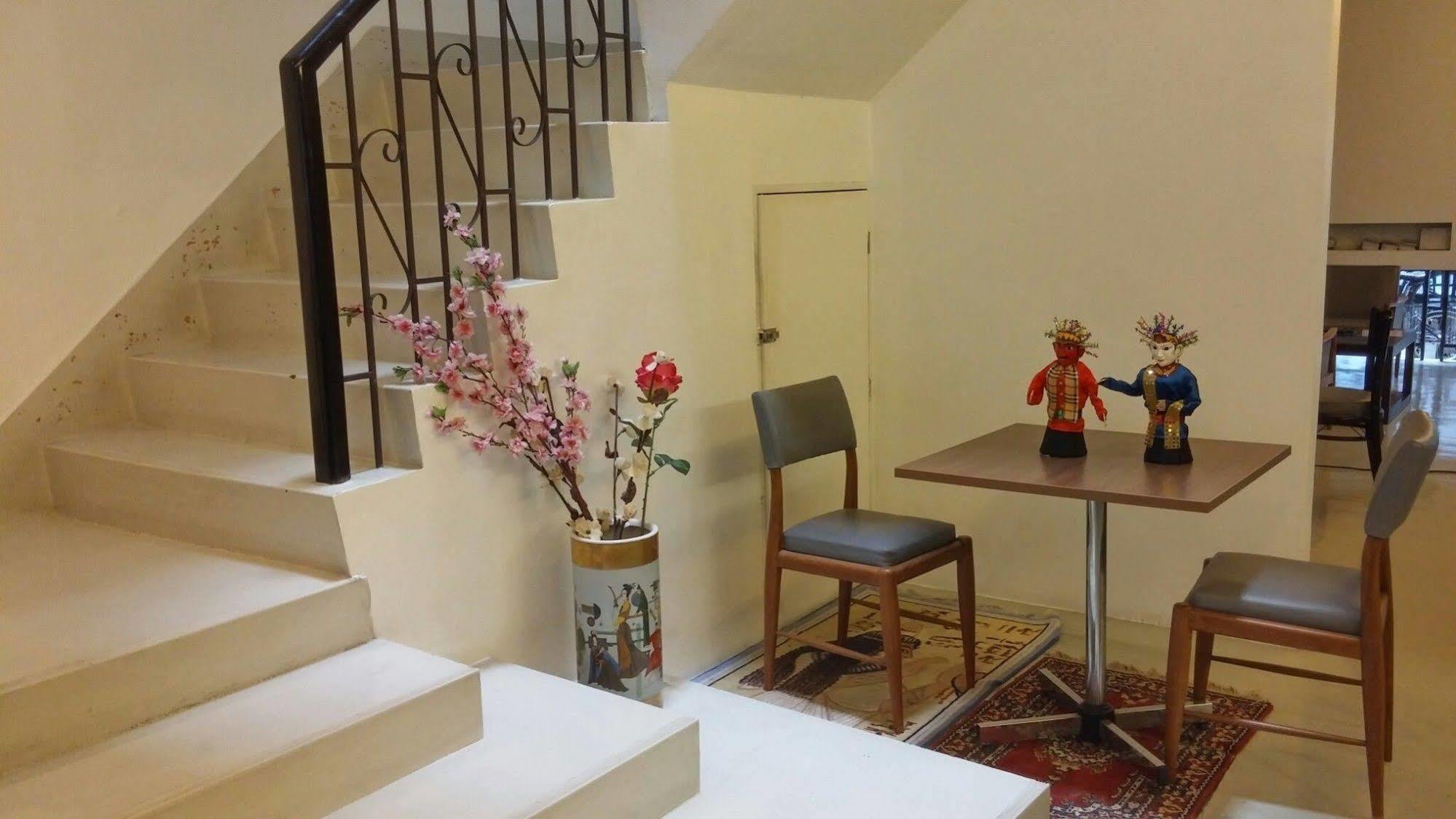 At One Inn Hualampong Bangkok Dış mekan fotoğraf